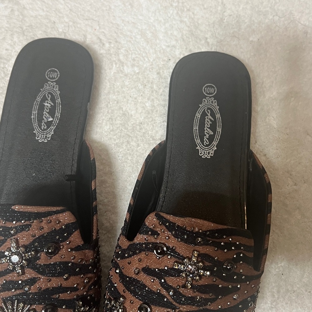 Embellished Brown and Black Women's Slip-On Shoes Sz 10W - Picture 3 of 3